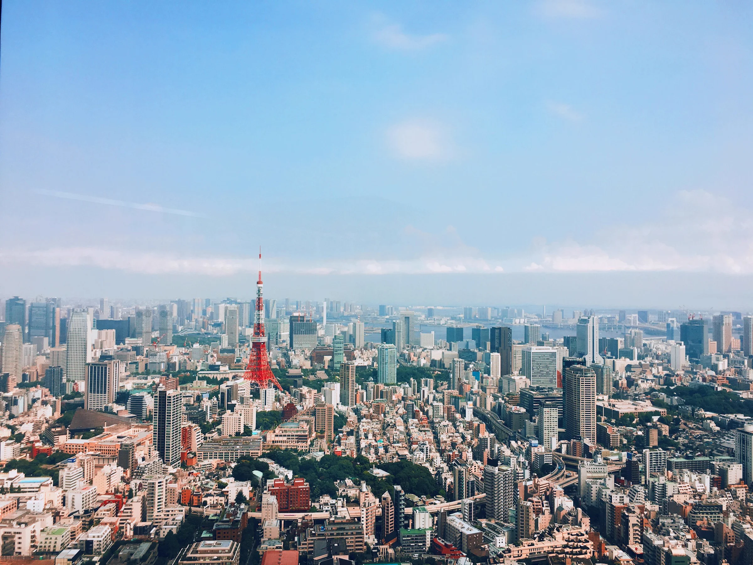 東京タワーとビル群の空撮 — 物流が支える街のインフラ